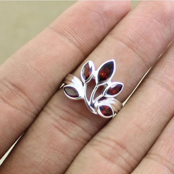 Garnet and Silver cocktail ring, Size 8.5 - Picture 3 of 3